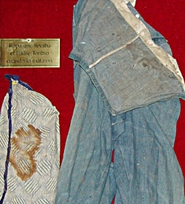 Ropa ensangrentada del padre Toribio, con manchas oscuras visibles