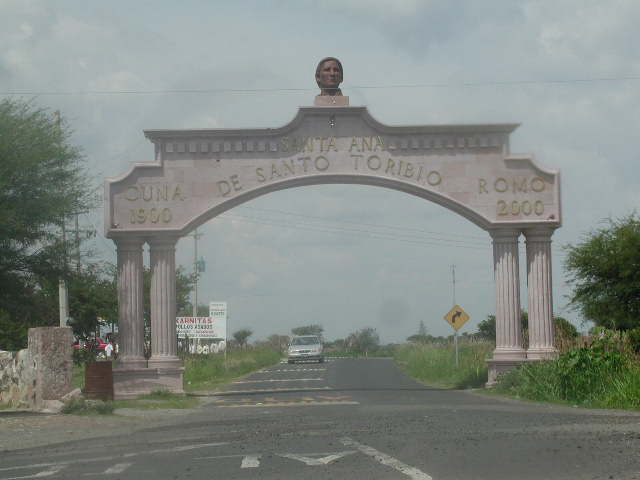 Arco monumental a la entrada de Santa Ana de Guadalupe, con el busto de Santo Toribio Romo y la leyenda Cuna de Santo Toribio Romo 1900-2000